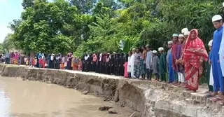 মধুমতির ভয়াবহ ভাঙন রোধে আলফাডাঙ্গায় মানববন্ধন